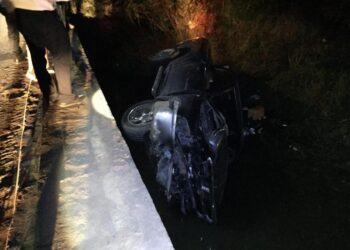 Cae camioneta en Río