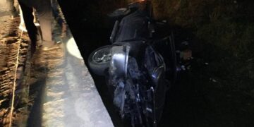 Cae camioneta en Río