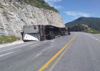 Vuelca Tráiler en carretera a Tula y chofer resulta lesionado