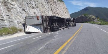 Vuelca Tráiler en carretera a Tula y chofer resulta lesionado