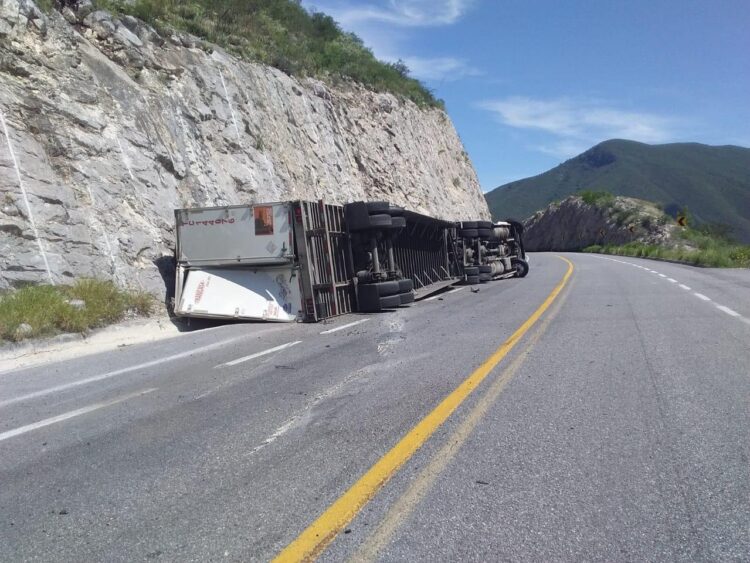 Vuelca Tráiler en carretera a Tula y chofer resulta lesionado