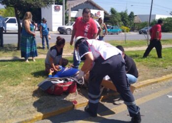 Repartidor de pollo se fractura pierna en choque