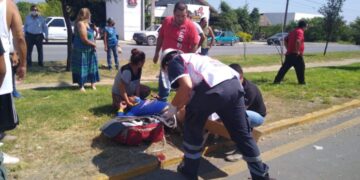 Repartidor de pollo se fractura pierna en choque