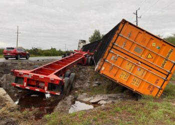 Vuelca tráiler y chofer resulta lesionado