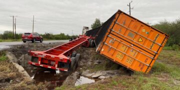 Vuelca tráiler y chofer resulta lesionado