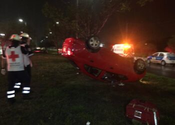 Vuelca auto y chofer lo deja abandonado