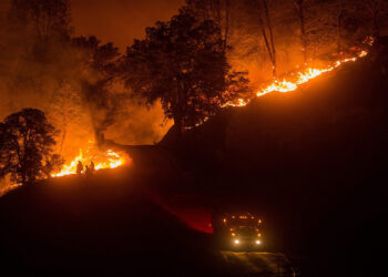 Evacuan un hospital por un nuevo incendio forestal en California