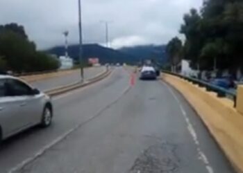 Unidades de Transito cierran carril en la Joroba