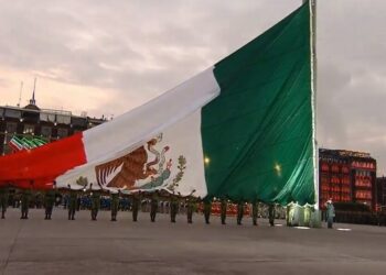 Izan Bandera en el Zócalo en memoria de víctimas de sismos de 1985 y 2017