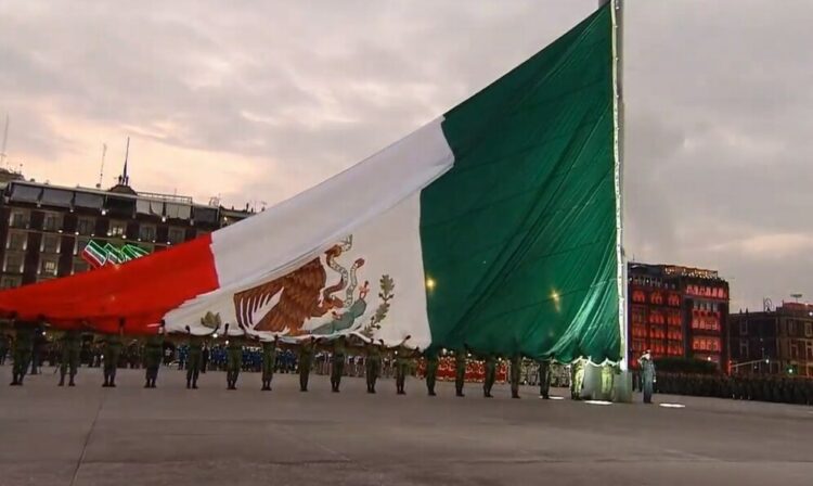 Izan Bandera en el Zócalo en memoria de víctimas de sismos de 1985 y 2017