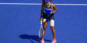 Osaka muestra su frustración, pero avanza en el US Open