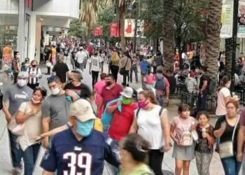 ¿Y el COVID-19? Familias abarrotan plazas comerciales en NL
