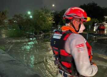 Con tormenta eléctrica, ingresó frente frío a NL