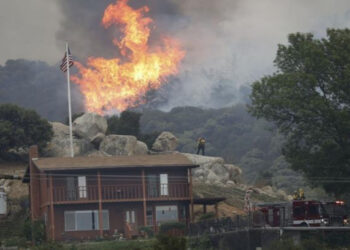 California vive su segunda oleada de fuegos del verano en plena ola de calor