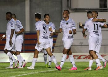 Logra Correcaminos su primer triunfo