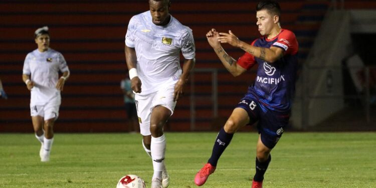 Logra Correcaminos su primer triunfo