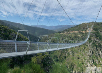 Conoce el puente colgante peatonal más largo del mundo en Portugal