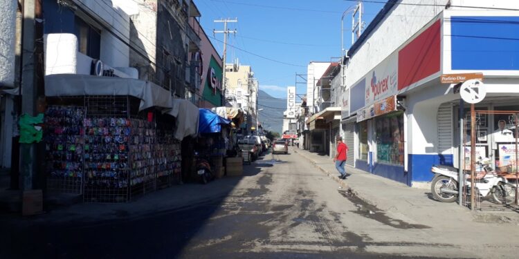 Baches tapizan zona del Mercado Argüelles de Cd. Victoria