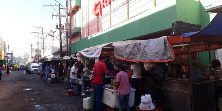 Baches tapizan zona del Mercado Argüelles de Cd. Victoria