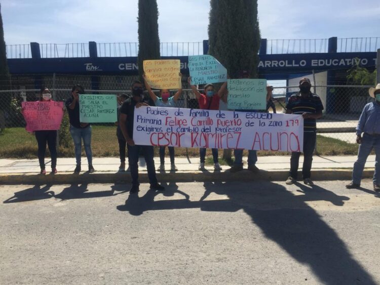 Padres de familia exigen destitución de profesor en Tula