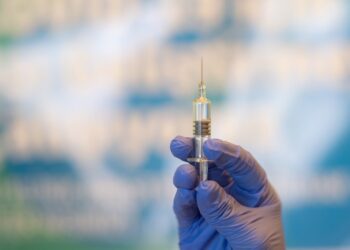 Johnson & Johnson detiene ensayos de vacuna contra Covid; participante enferma