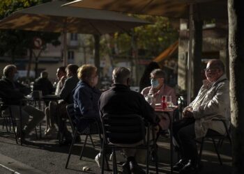 Barcelona cierra bares y restaurantes por covid-19