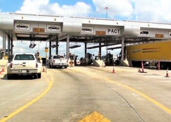 Descubren centenar de indocumentados en tráiler refrigerado