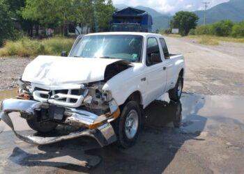 Impacta unidad atrás de camión en carretera interejidal