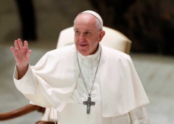 El Papa opta por cumplir con la sana distancia ante los fieles