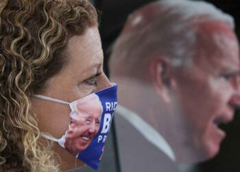 Persona que voló con Joe Biden tiene covid; se encienden alarmas