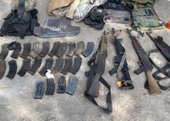 Aseguran arsenal y detienen a tres presuntos delincuentes