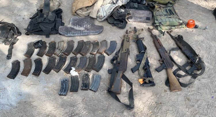 Aseguran arsenal y detienen a tres presuntos delincuentes