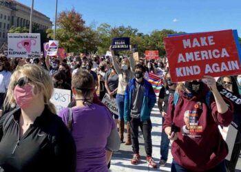 Miles de mujeres salen a manifestarse contra Trump en EU