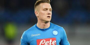 Piotr Zielinski, compañero del Chucky Lozano, da positivo a coronavirus