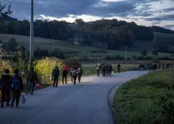 Caravana migrante llega a Guatemala a su paso hacia EU