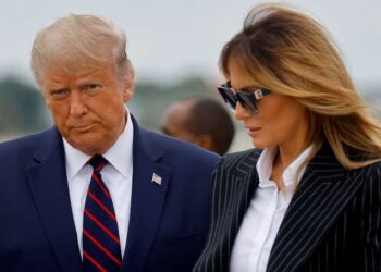 Melania sufre de tos en campaña y deja solo a Trump