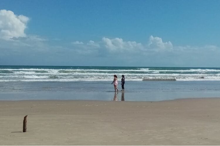 Con filtros de acceso y restricciones, reabren playa Miramar de Cd. Madero