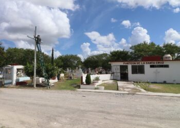Trabaja Gobierno de Matamoros en limpieza de panteón de la Santa Cruz