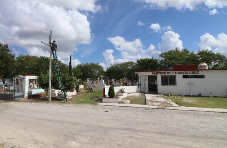 Trabaja Gobierno de Matamoros en limpieza de panteón de la Santa Cruz