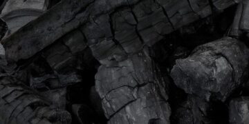 A los “coyotes” les toca pagar más para seguir en el negocio del carbón