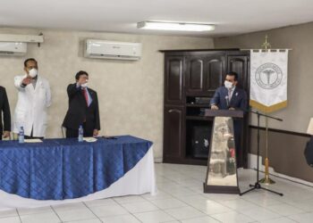 Rinde protesta a nueva directiva de Asociación Médica