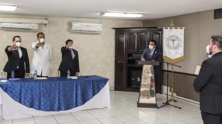 Rinde protesta a nueva directiva de Asociación Médica