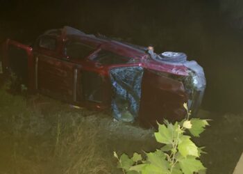 Volcadura de camioneta deja nueve heridos