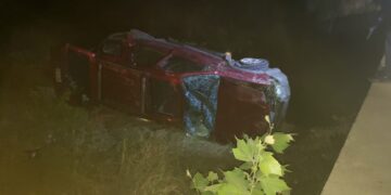 Volcadura de camioneta deja nueve heridos