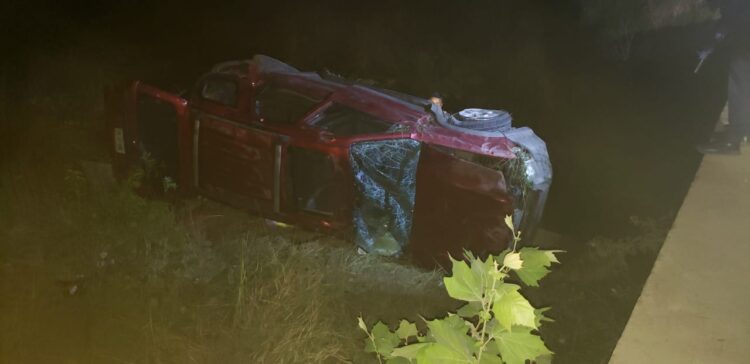 Volcadura de camioneta deja nueve heridos