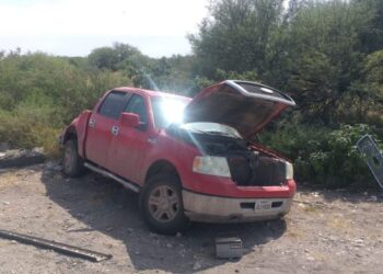 Cinco lesionados al volcar camioneta