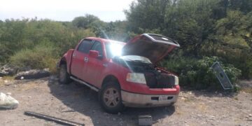 Cinco lesionados al volcar camioneta