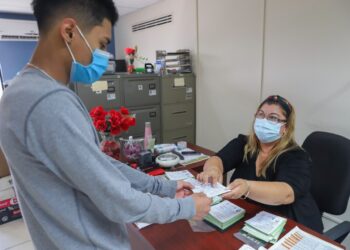 Tramitan más de mil jóvenes la cartilla militar 