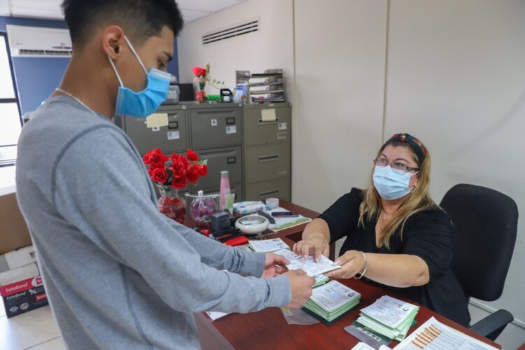 Tramitan más de mil jóvenes la cartilla militar 