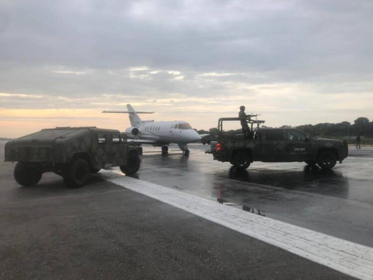 Aseguran avión con tonelada y media de cocaína en Quintana Roo